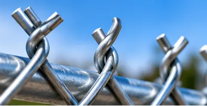 Macrofotografía del cruce del alambre galvanizado y del extremo torcido del tejido