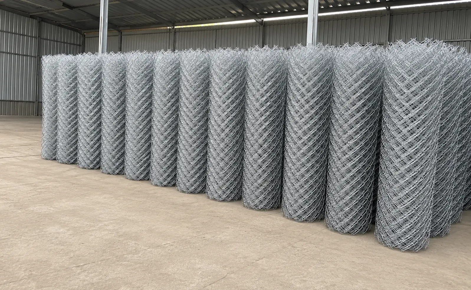 Rollos de malla olímpica galvanizada almacenados en la planta de la fábrica en Arequipa