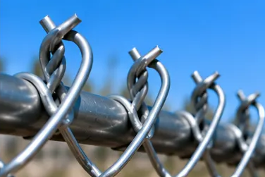 Extremos torcidos y entrelazados del alambre en el borde de la malla olímpica galvanizada