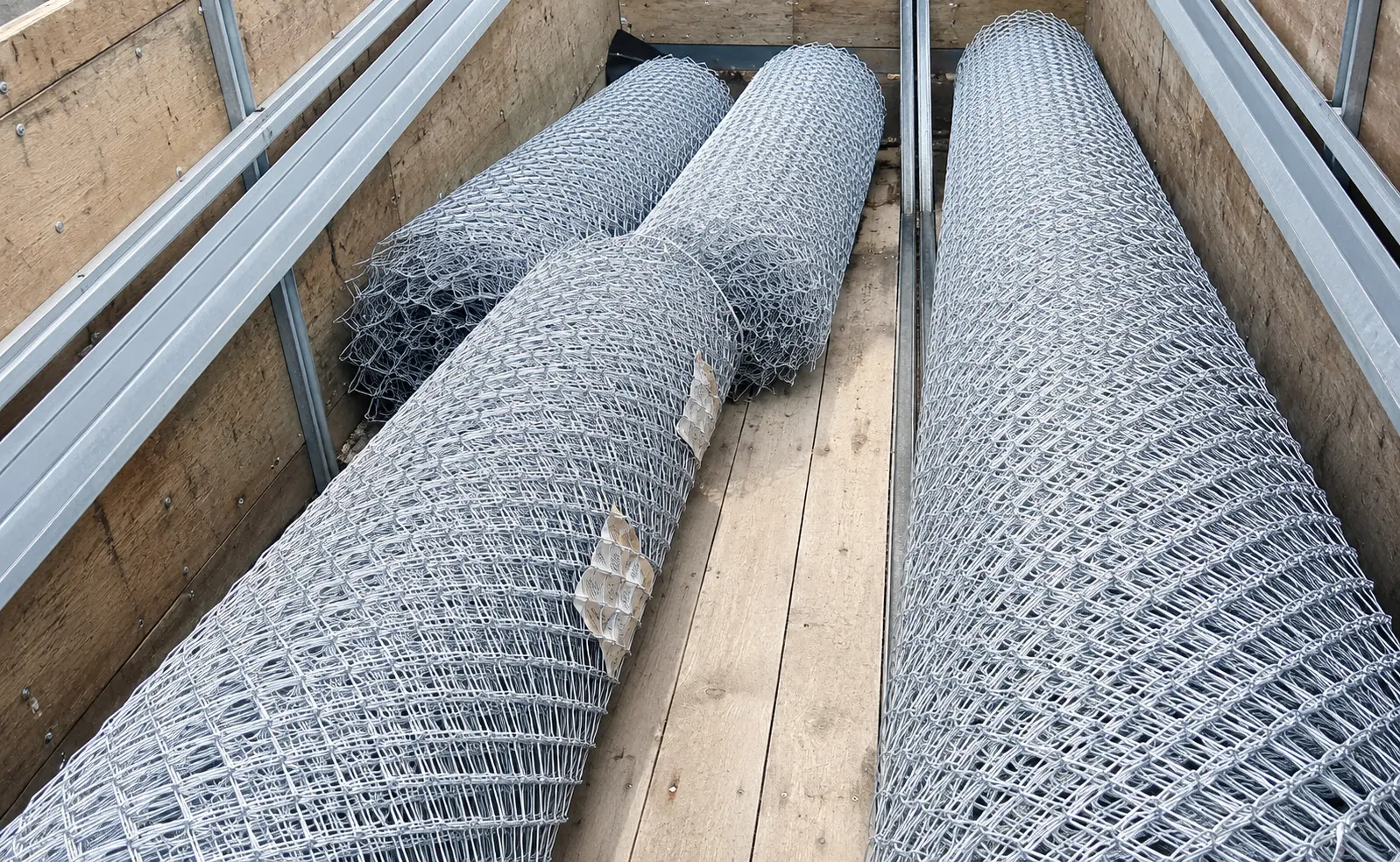 Rollos de malla olímpica galvanizada cargados en camión para despacho