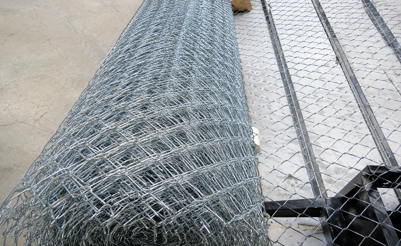 Detalle del tejido romboidal y del extremo torcido del alambre galvanizado en la fábrica de Cerro Colorado, Arequipa